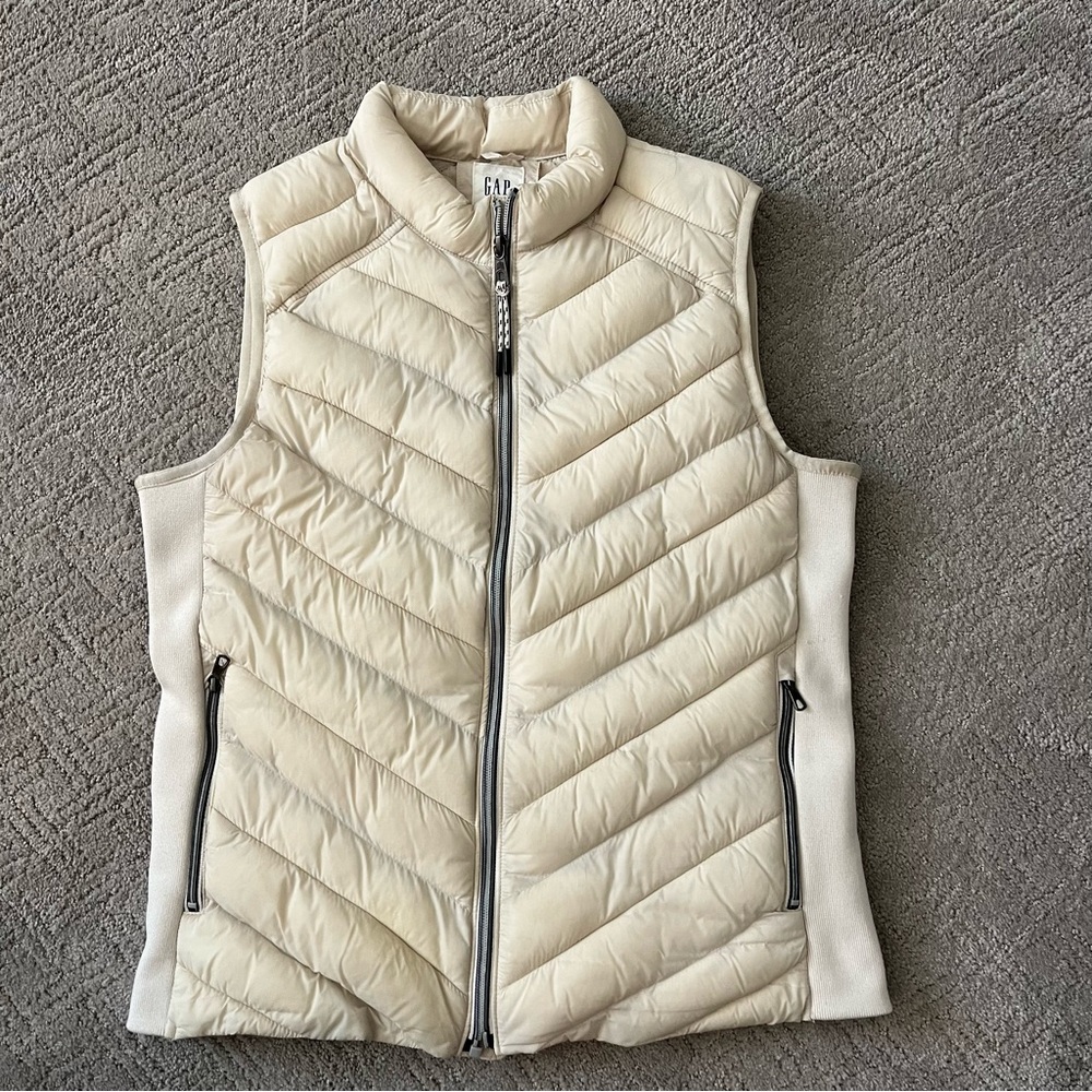 GAP - cream colored Primaloft (alternative down) vest - size medium